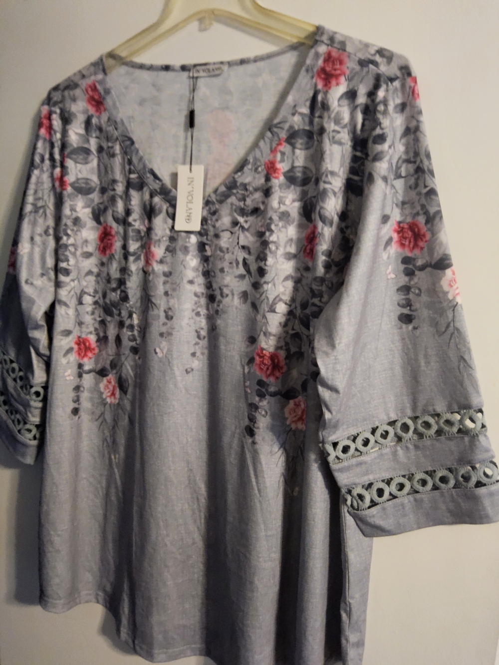 In VOLAND Brand Gray Floral V-Neck Women's Plus Sizex3x TOP NWT